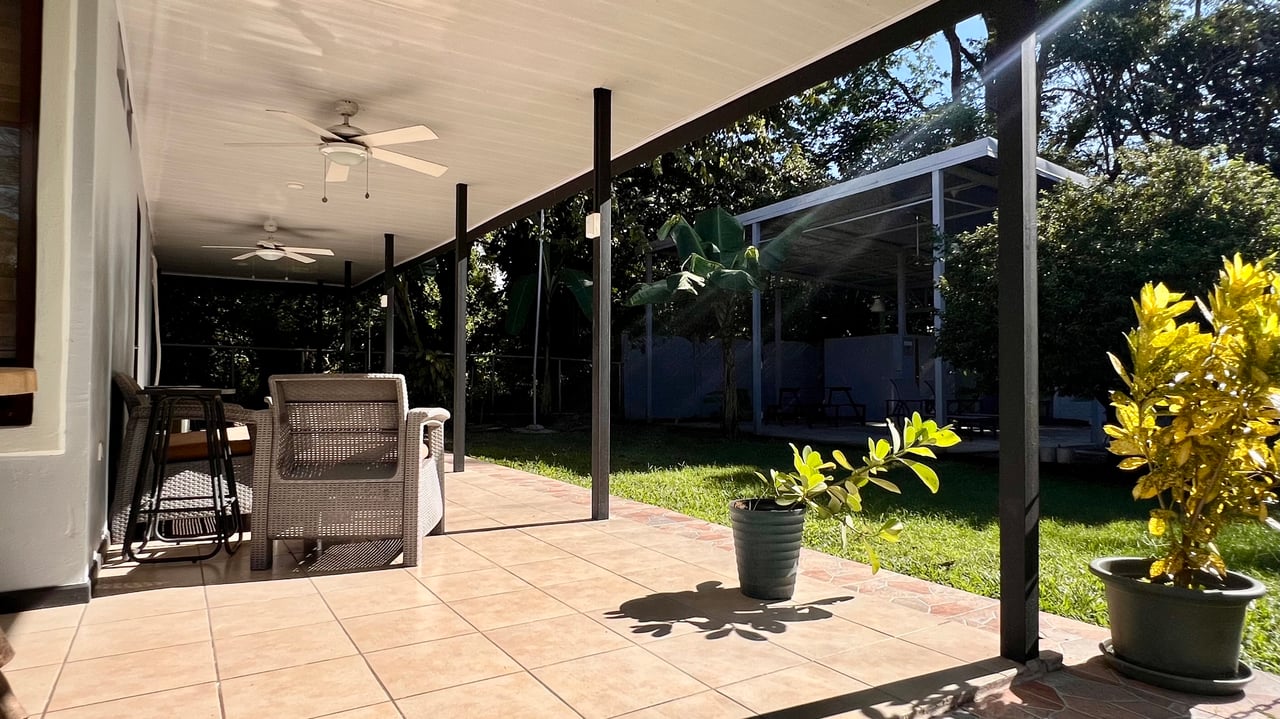 3-Bedroom Home with Large Pool and Garden in Bahía