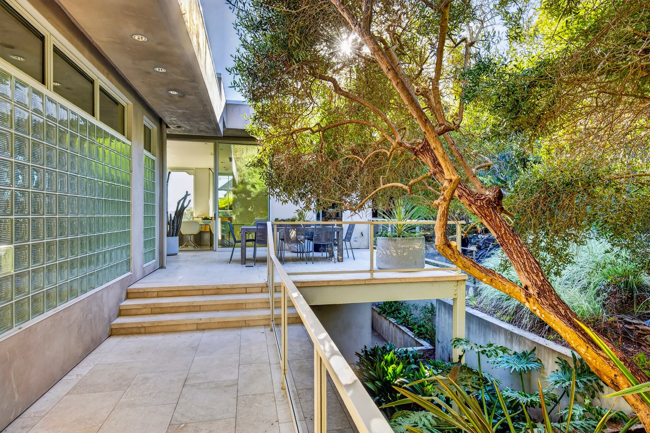 Dramatic Contemporary Architecture and Golden Gate Bridge Views