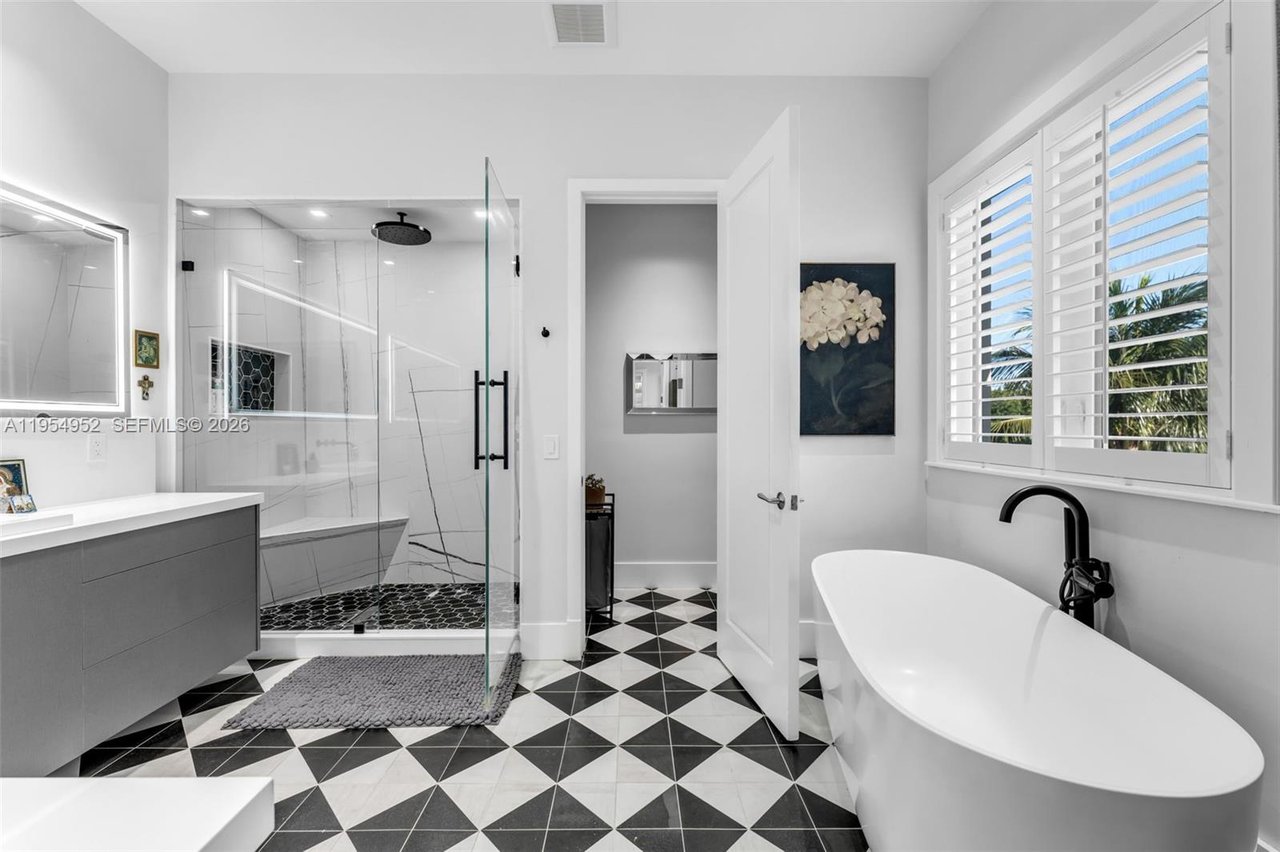 4819-university-drive-coral-gables-pool-home-sold-bathroom