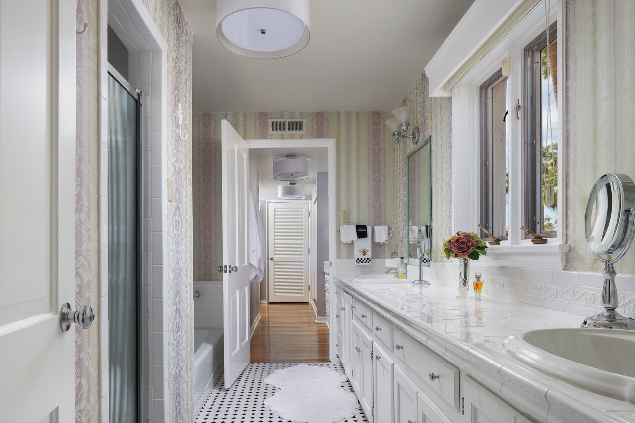 3042 N MANOR Drive E