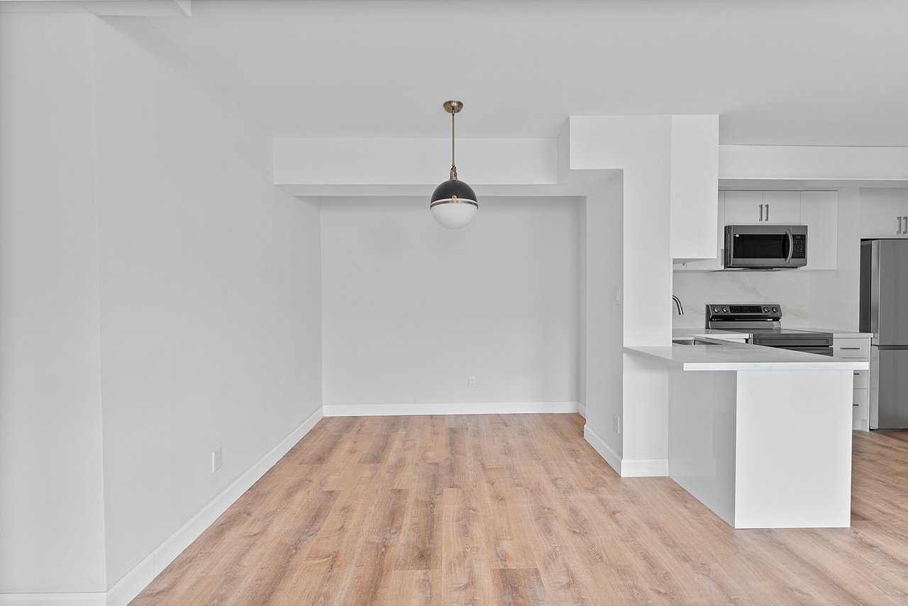 1328 Gerrard Street E 304