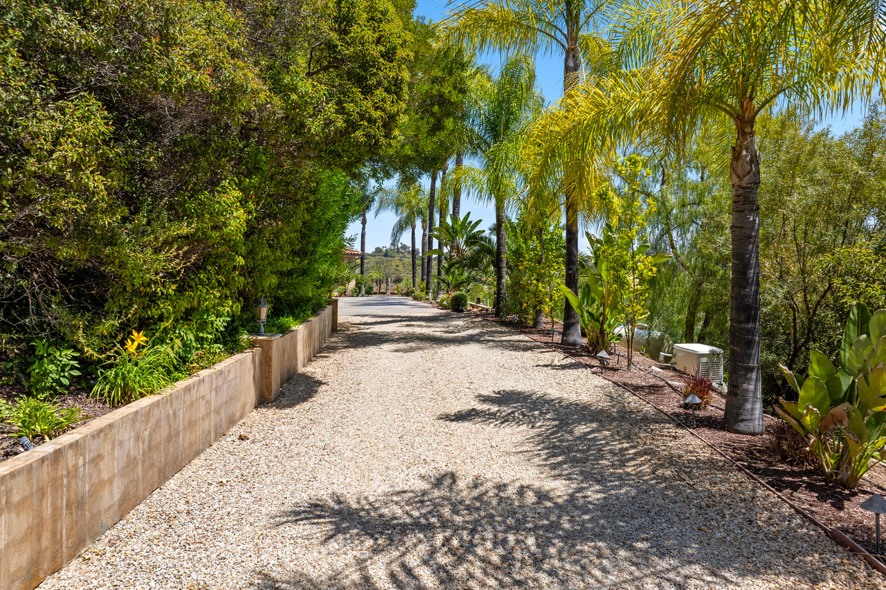 21128 Via Los Laureles