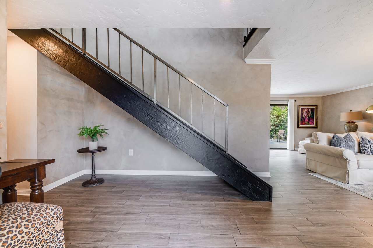 24417 Clipstone St, Woodland Hills 