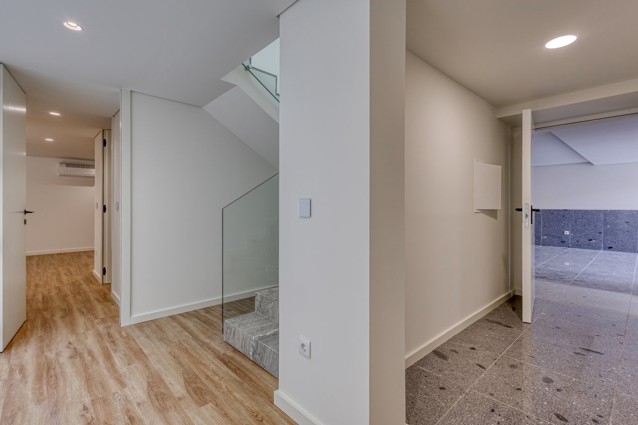 Contemporary 3-Bedroom Luxury Villa with Pool and Large Basement in Palmeira, Braga