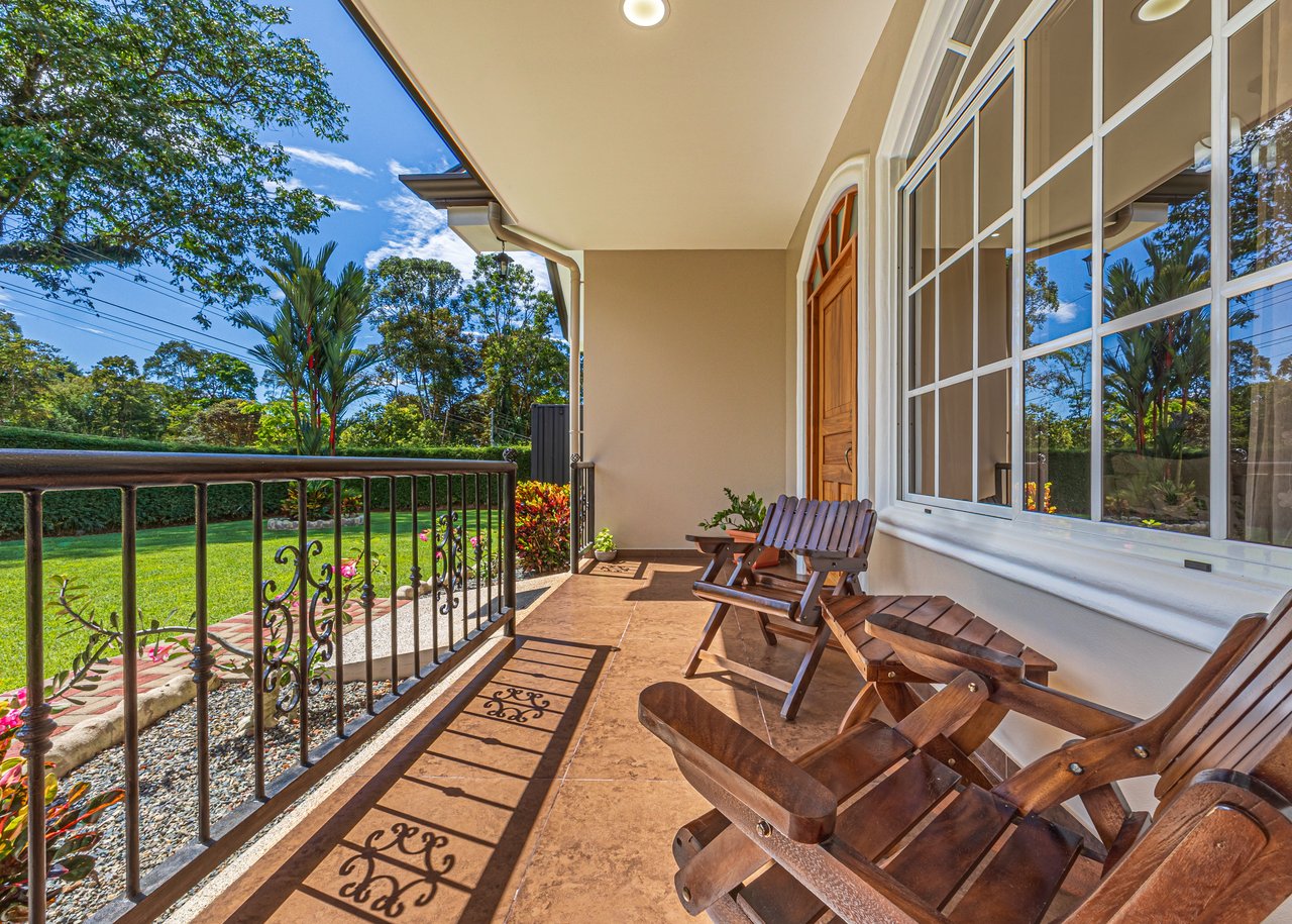 Exceptional 5-Bedroom Residence on Los Laureles Street – Prime Location & Versatile Layout