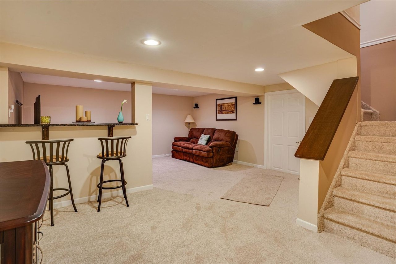 1 Stonehurst Ln
