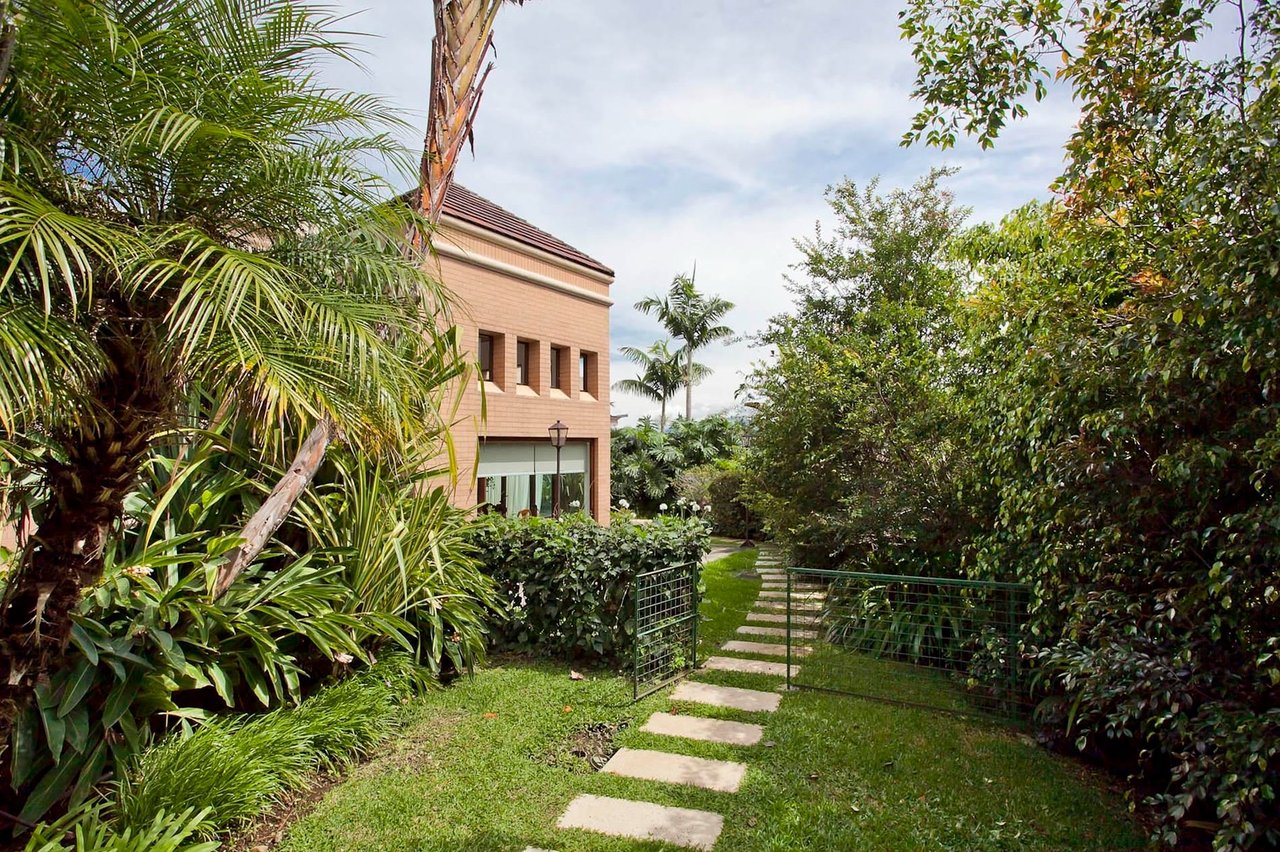 Classic Colonial Garden Estate, Curridabat, San Jose