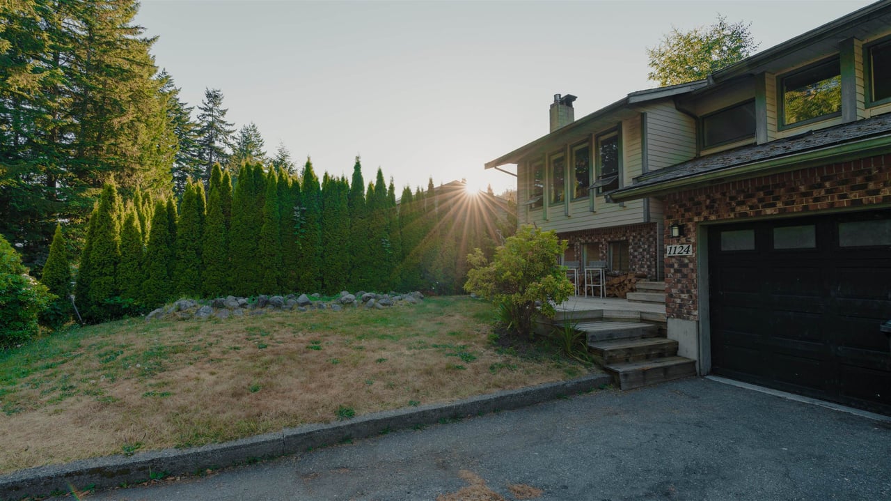 1124 Plateau Cres