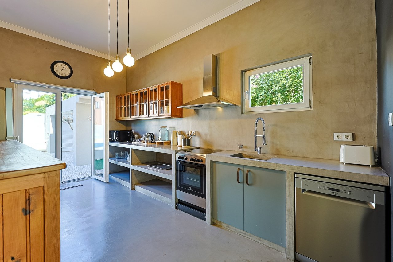 Stylish Renovated 5-Bedroom Villa with Pool in Monte Estoril’s Prestigious Avenida de Portugal