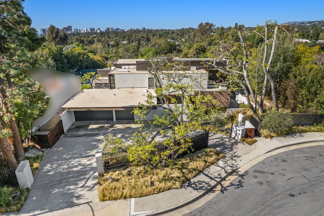  A Beverly Hills Architectural Masterpiece – Where Modern Luxury Meets Timeless Elegance