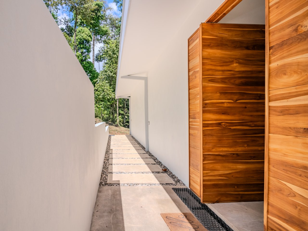 An Exclusive, Sunny Ridge-Top 4-Bed Designer House With Unforgettable Mountain & Jungle Views