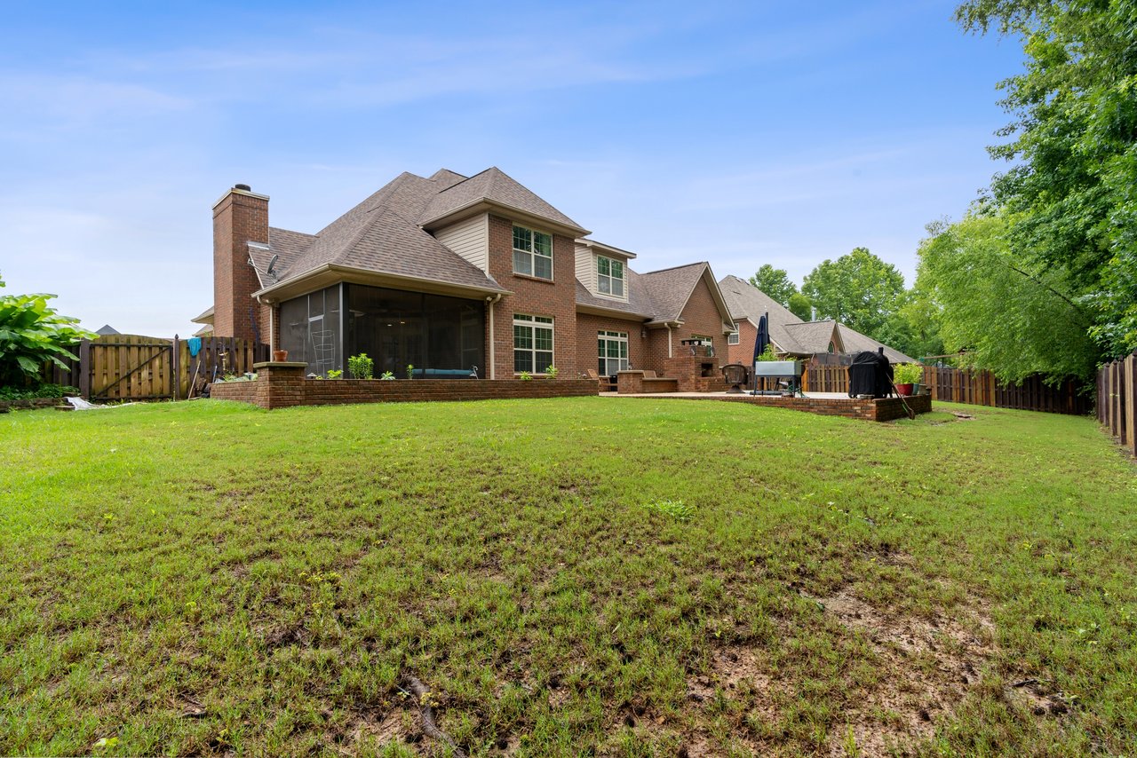 Stylish Comfort in Harvest – Spacious Gem with a Bonus Room! 