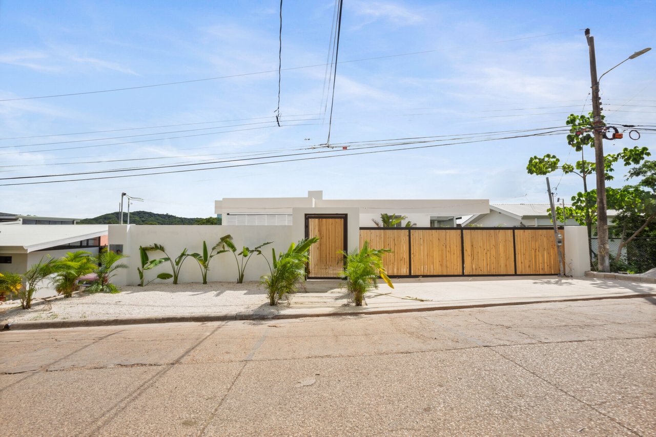 Villa Juba | Contemporary 4-Bedroom Villa with Mono Loco Beach Club Membership in Tamarindo