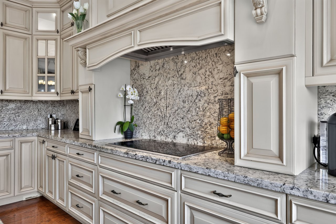 2513 Sharon Cres