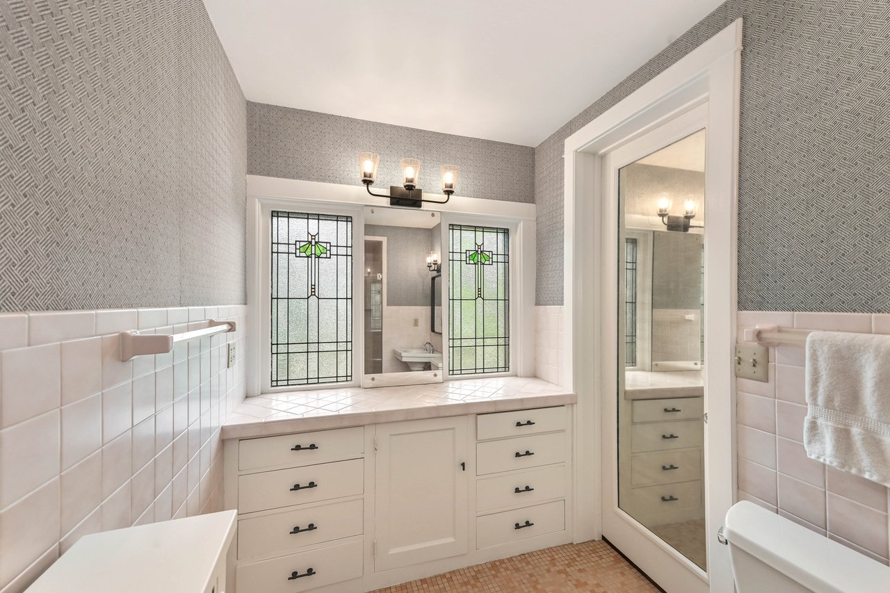 Stunning 6 Bedroom Home with Indoor Pool