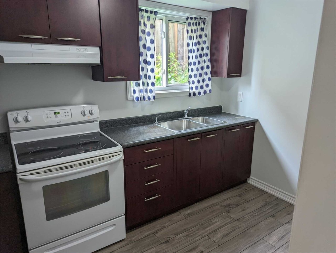 61 Mississauga Rd N 1