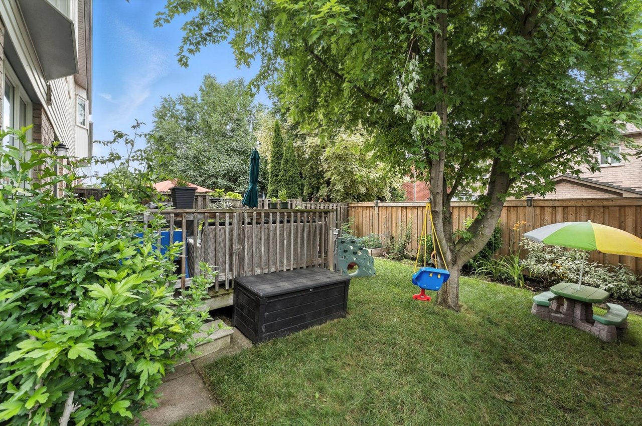 151 Mowat Cres
