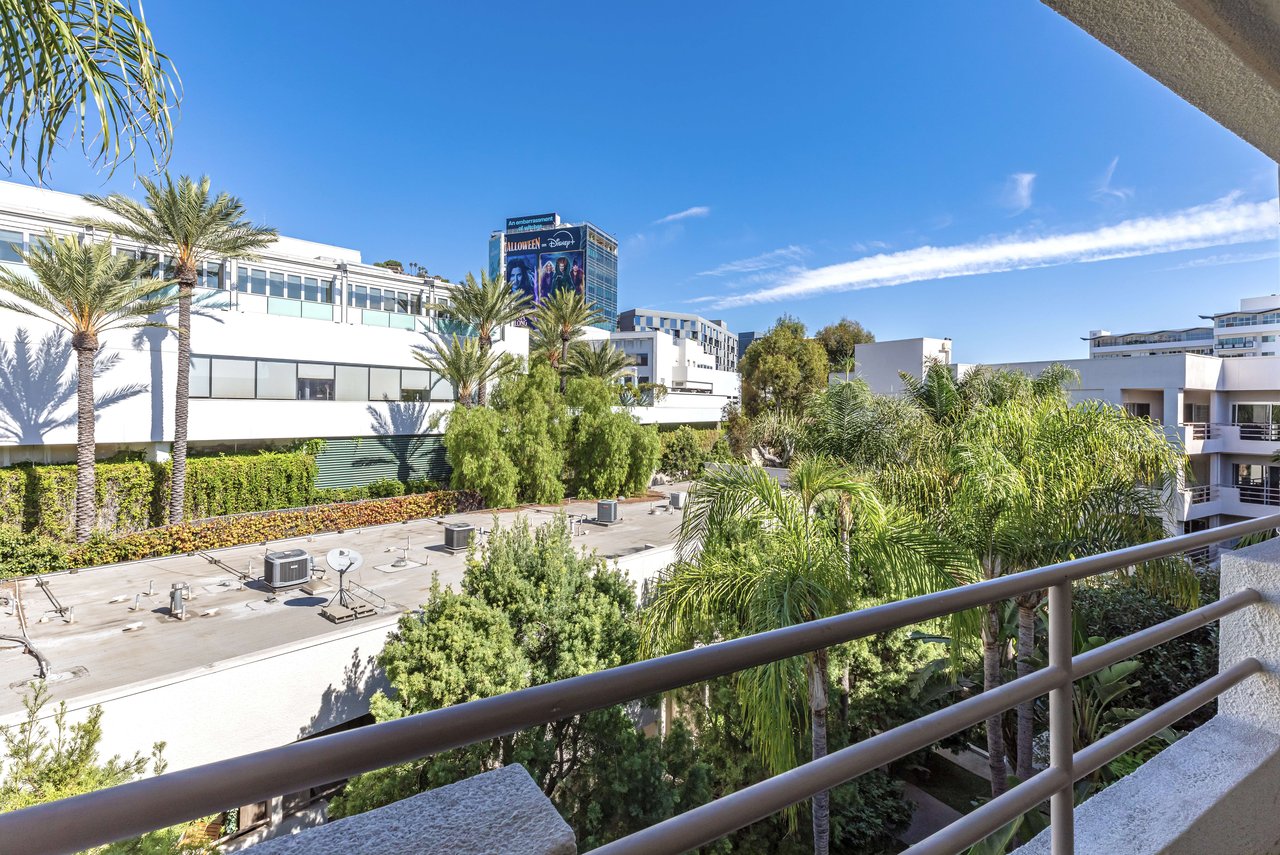 1131 Alta Loma Rd #516