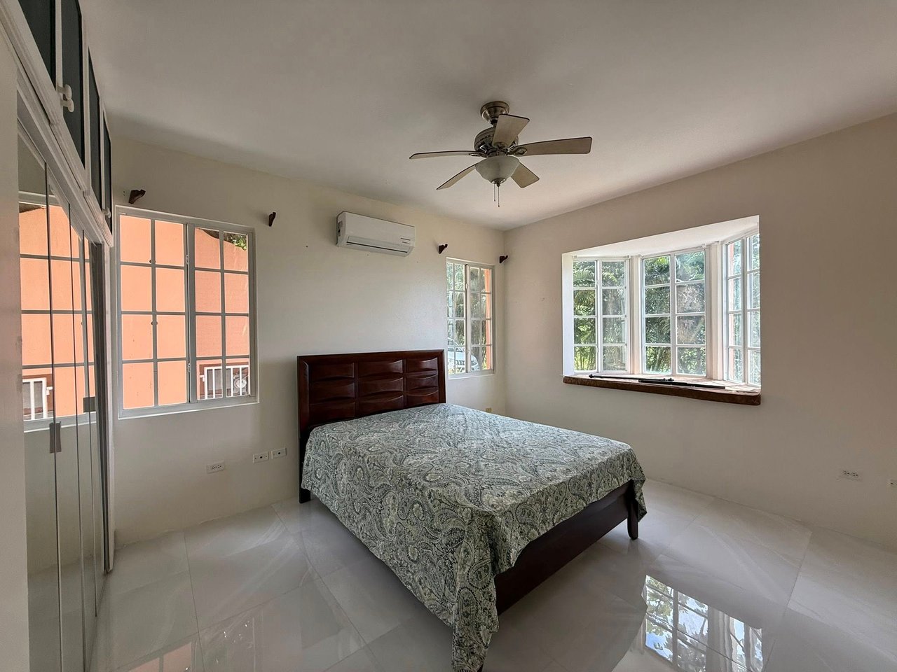 1084 Private Estate with Income