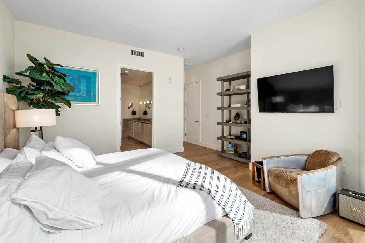 200 Congress Ave #18AE