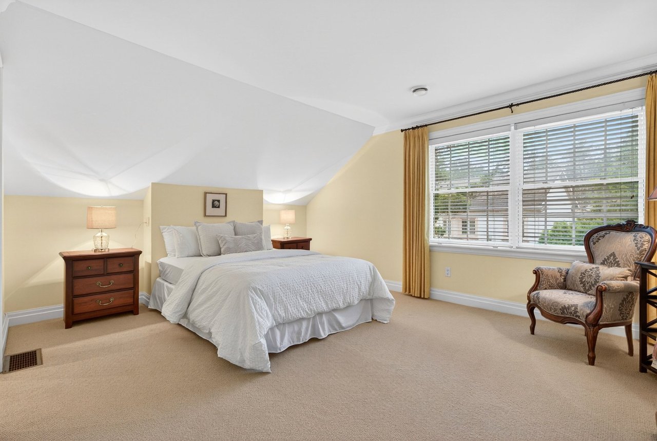  Aldershot Lakeside Elegance