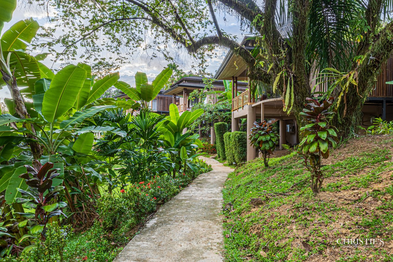 Luxury Hotel Boutique with Ocean Views | Walking distance to the beach | 13.2 Acres