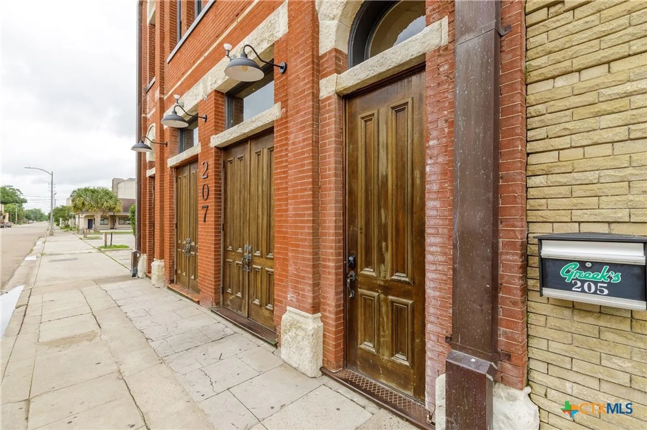 205 1/2 E Constitution St