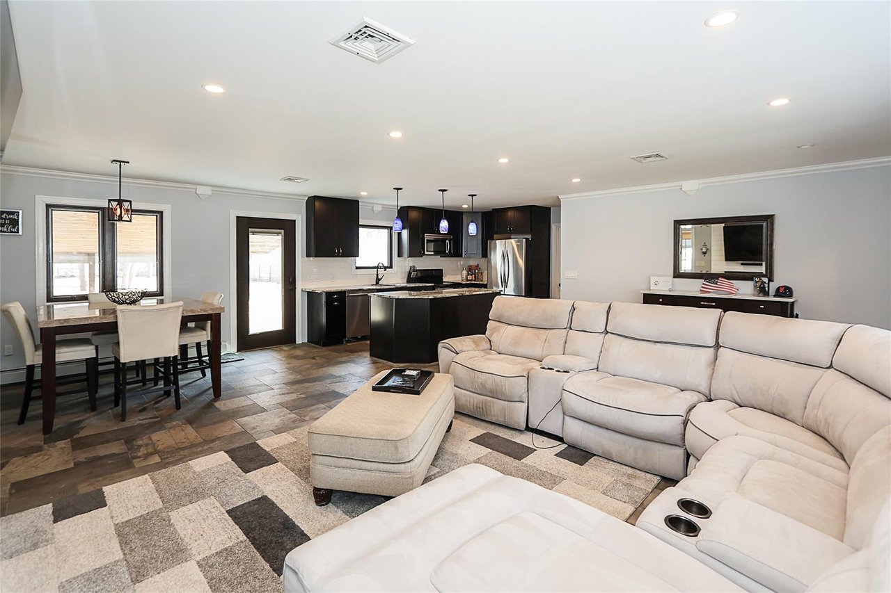 21 Peconic Rd