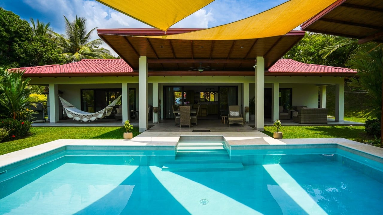 Stunning 2-Bedroom, 2-Bathroom Home with Pool on a Spacious Lot in Ojochal – Calle Papagayo