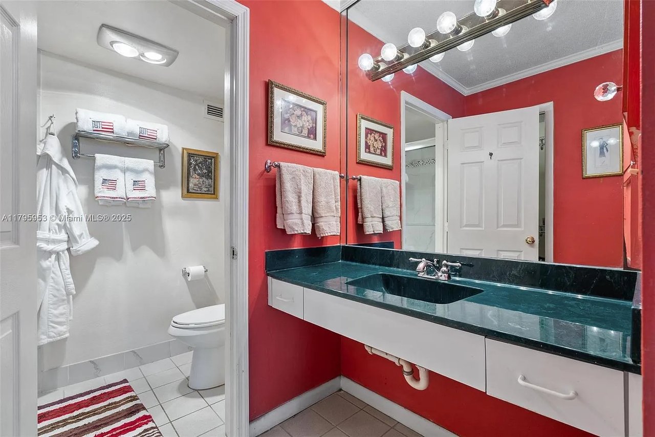 1239 Hillsboro Mile Apt 203