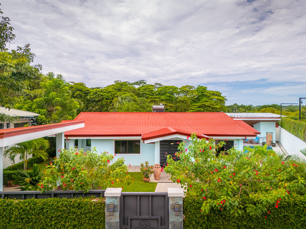 Villa Esmeralda - Big Pool. Big Lot. Big Lifestyle. Central Uvita, Walk to Everything!