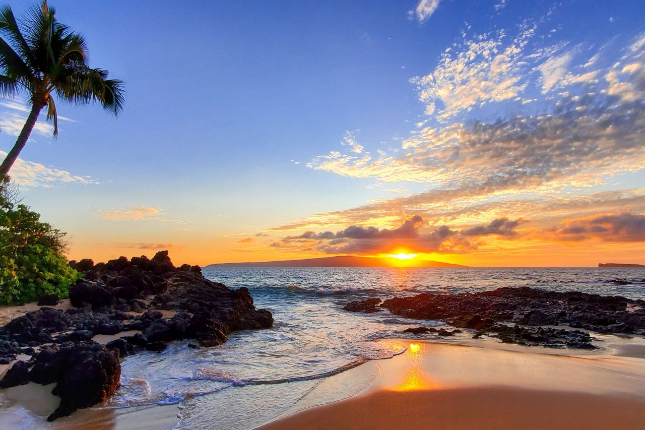 Makena's Big Beach (Oneloa) on South Maui, a wide golden-sand shoreline below Puʻu Olaʻi cinder cone with clear blue water