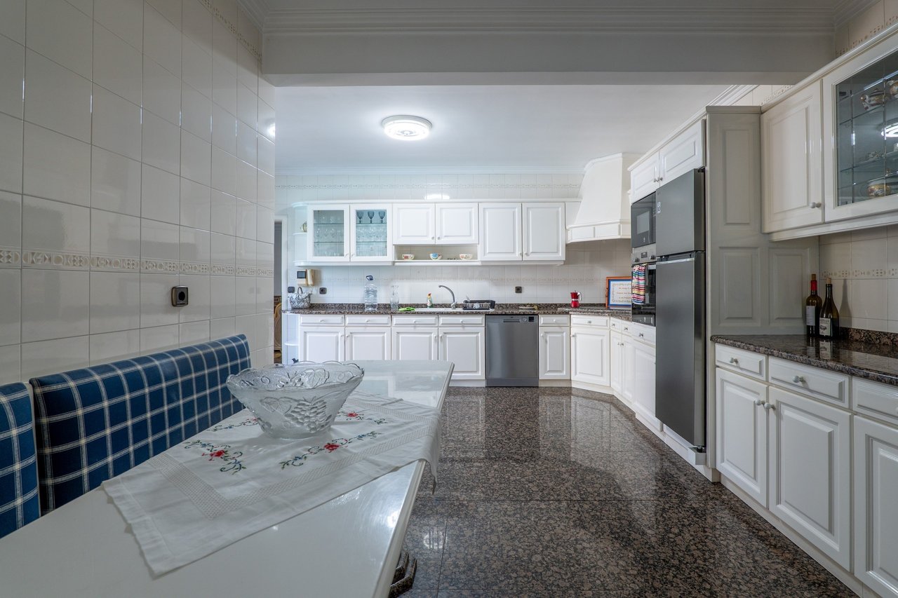 Secluded 5-Bedroom Villa with Pool and Sea Views on Expansive Dune-Side Plot – Apúlia e Fão