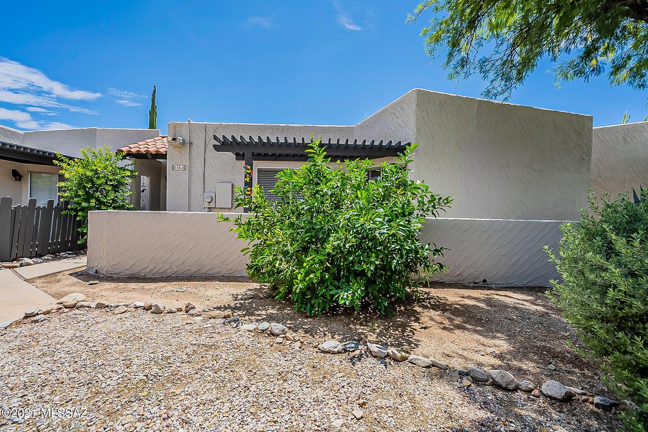 5582 N La Casita Dr