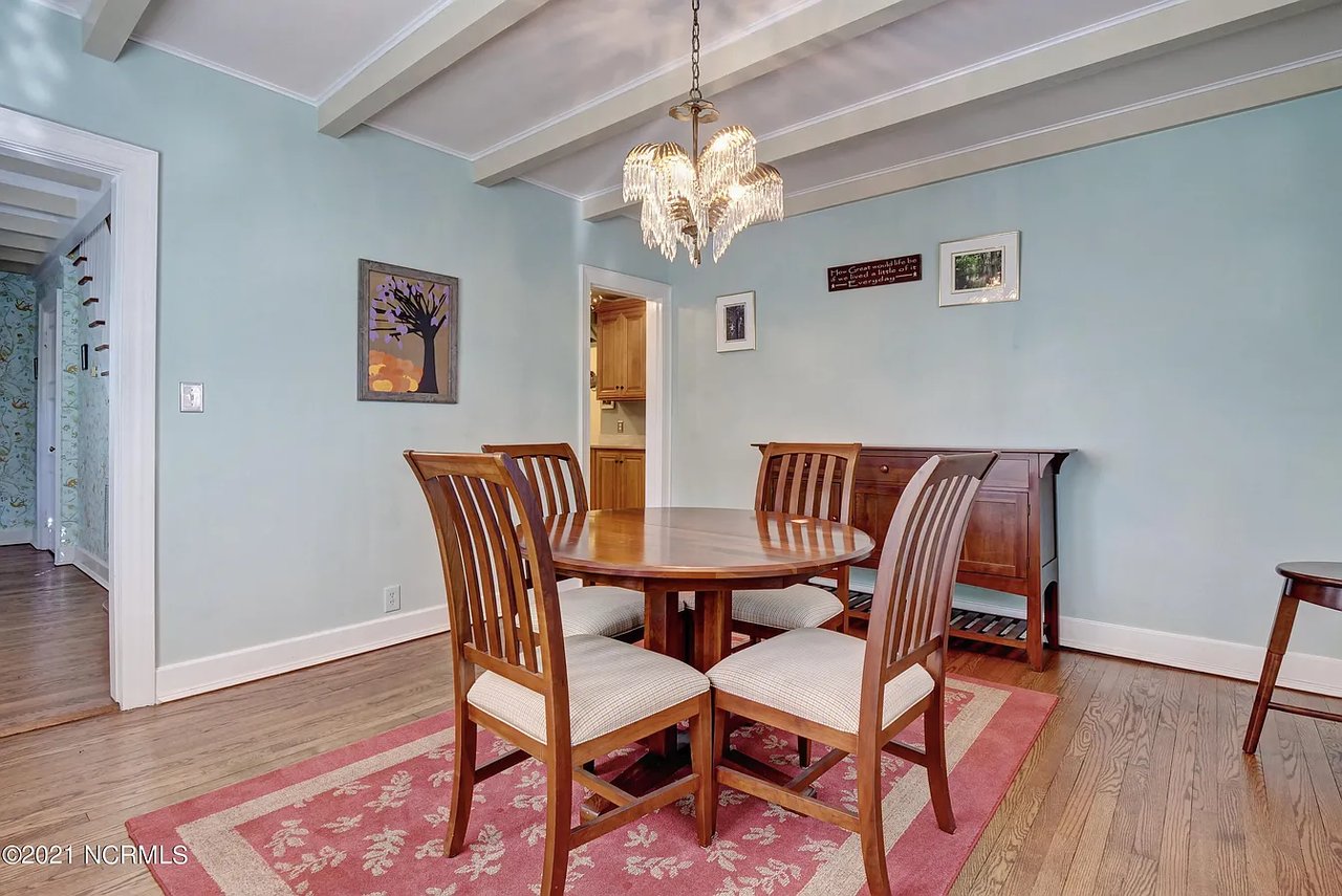 2301 Oleander Dr