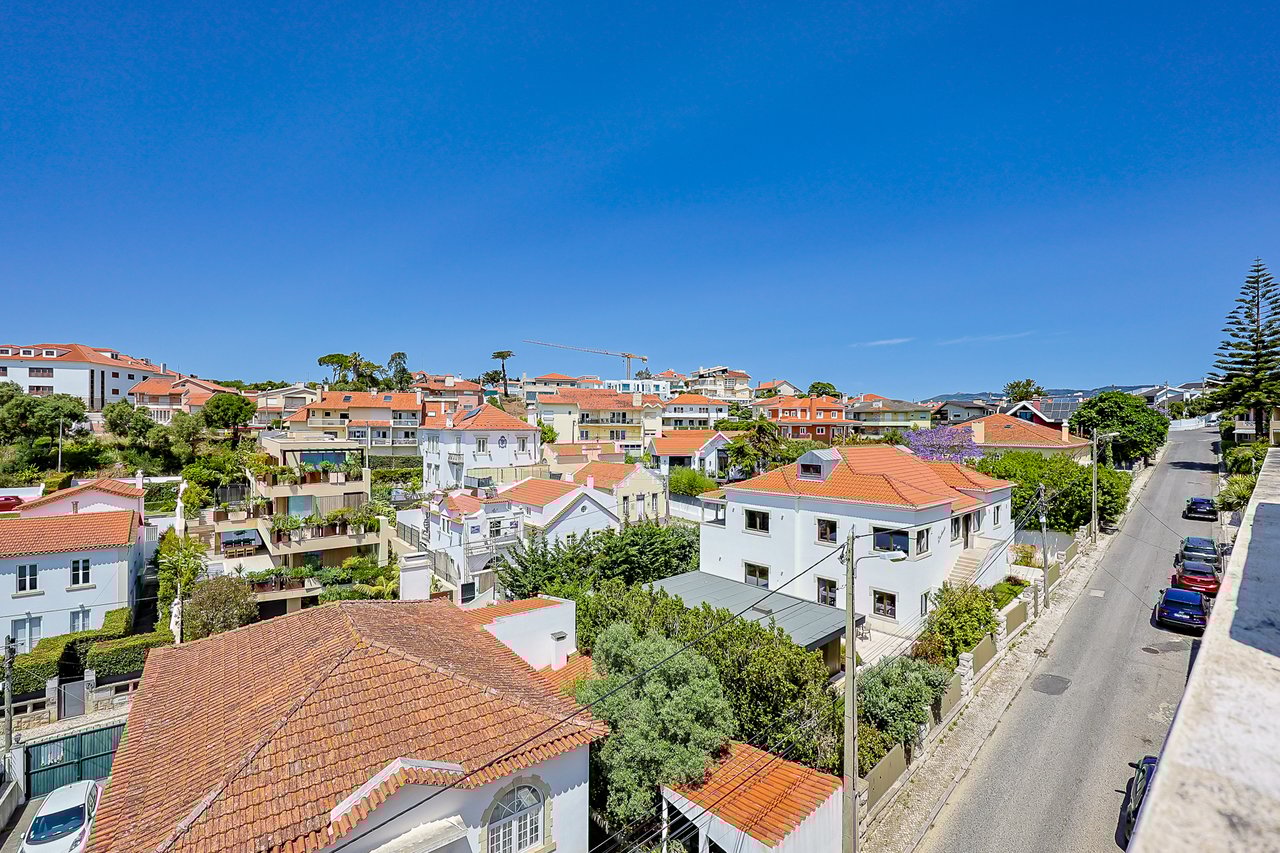 3 Bedroom Duplex with Sea View, Balcony & Private Lift in Monte Estoril