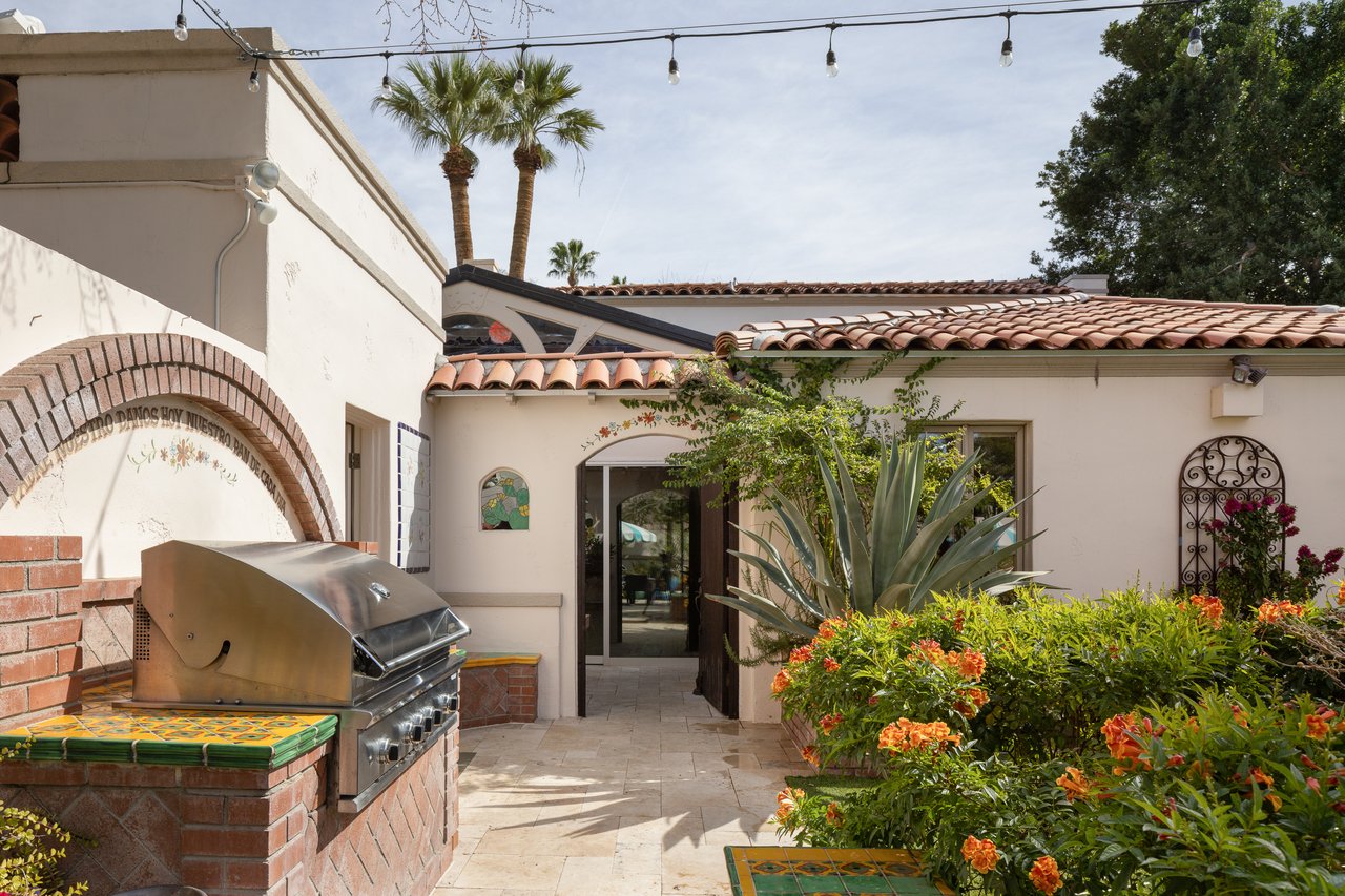 3042 N MANOR Drive E