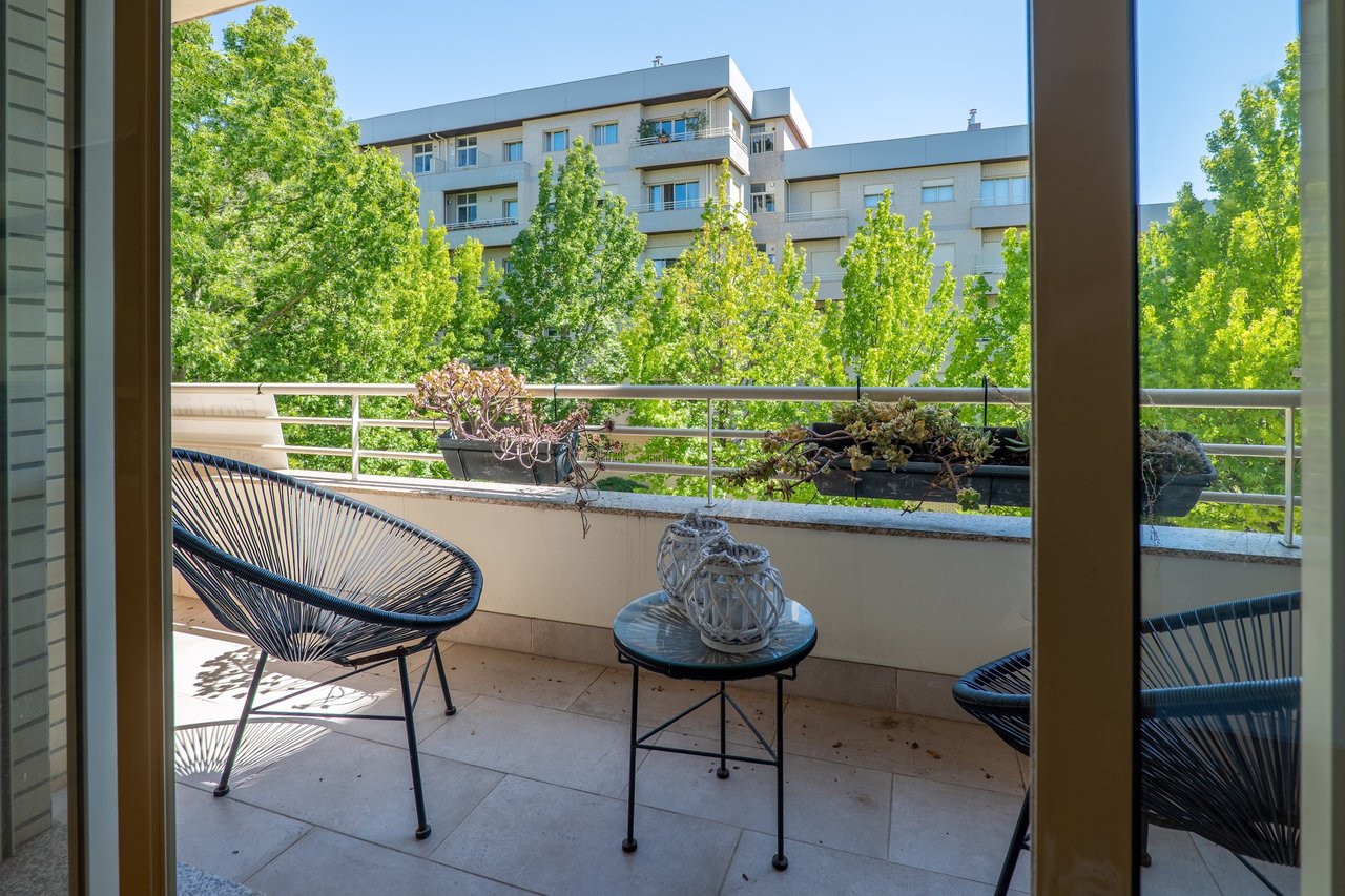 Spacious and Bright 4-Bedroom Apartment for Rent Near Colégio do Rosário