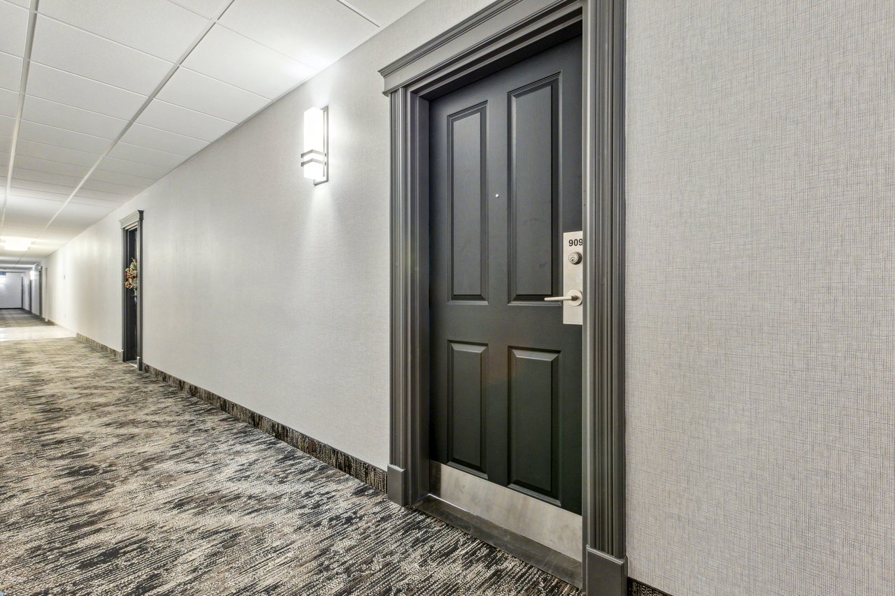 60 Wyndham Street S #909