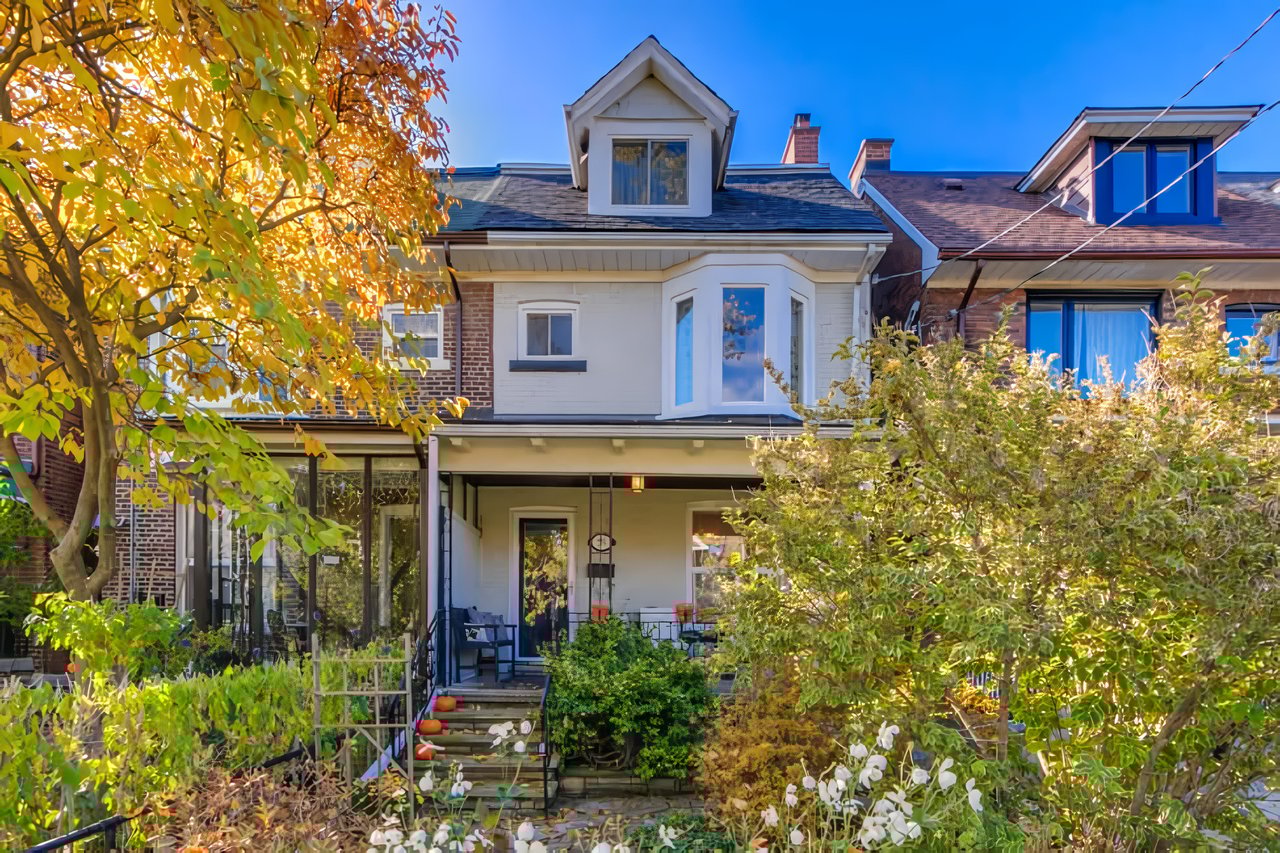 210 Simcoe St #606