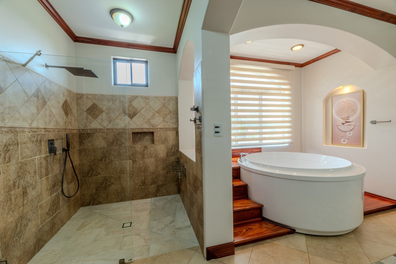 Luxury Home with Pool, Bar Area & Resort-Level Amenities | 5br, 4ba in Perez Zeledon 