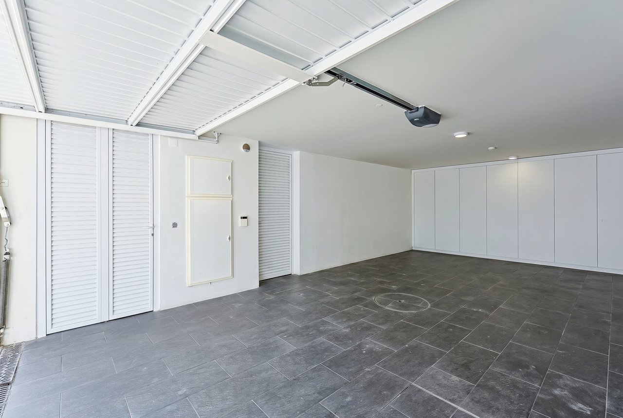 “The Green Villa” – Elegant Luxury Villa with Pool in Carnaxide, Oeiras