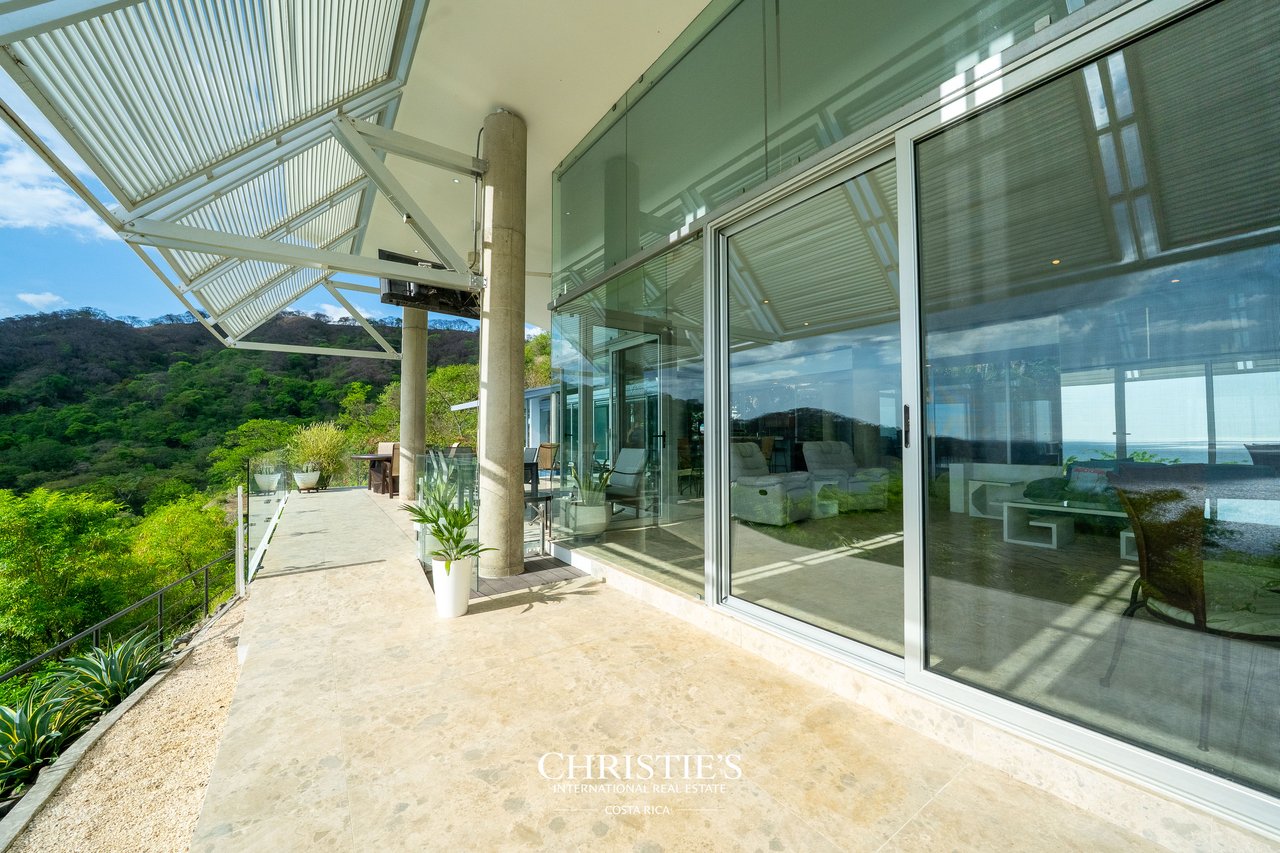 Casa Holmes: Award-Winning Glass House with Ocean Views