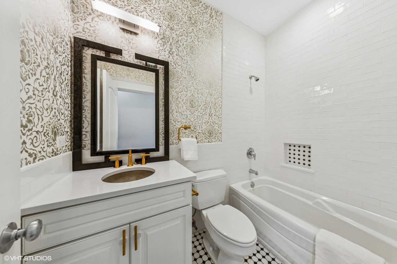 1244 W Cornelia Unit 1 
