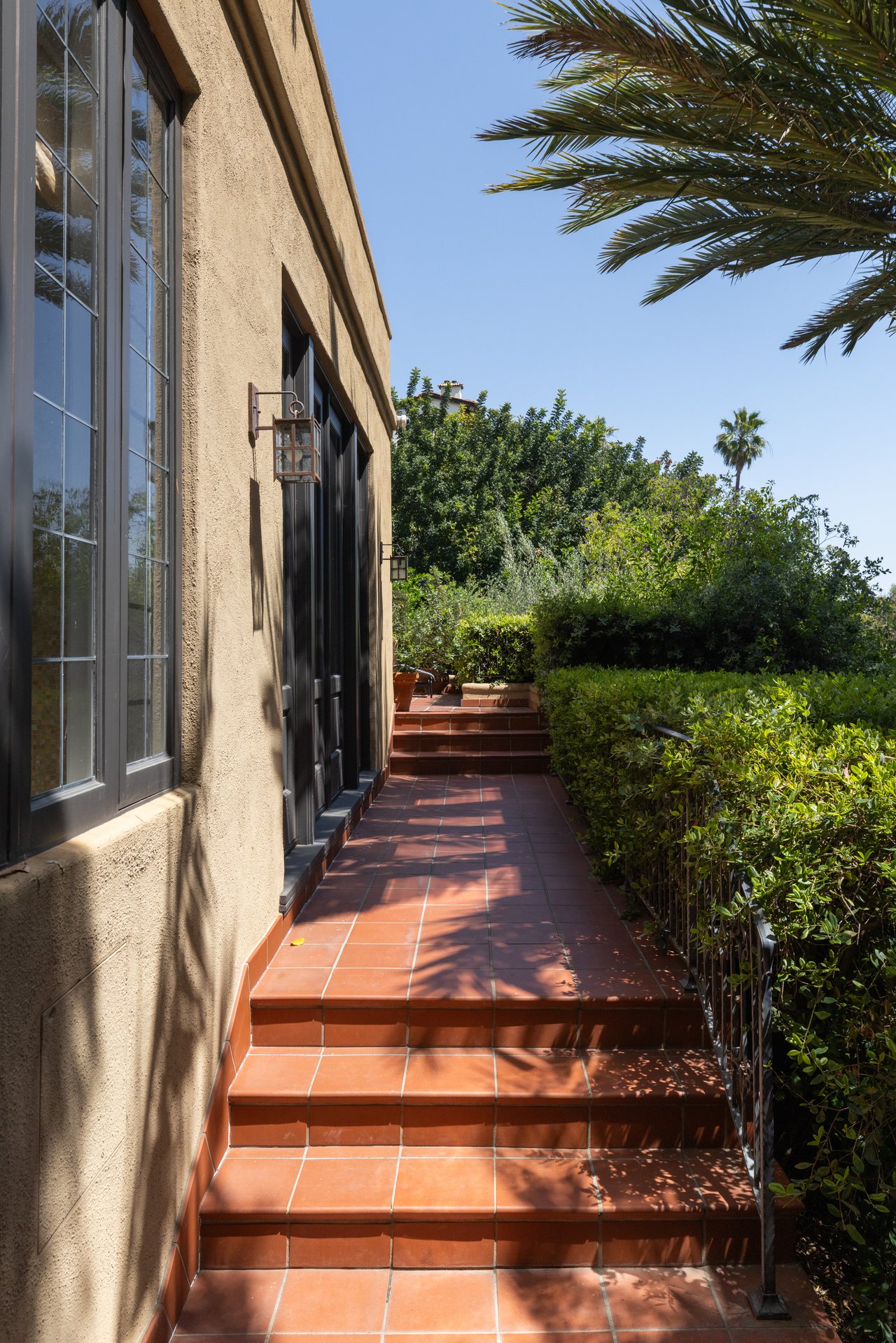 6964 Los Tilos Rd, Hollywood Hills
