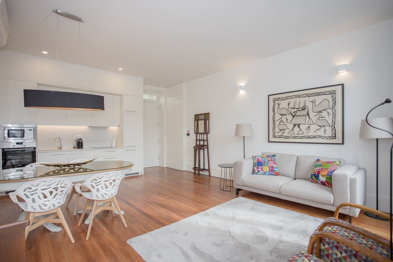 Elegant 3-Bedroom Apartment with AL License and Terrace in Central Porto