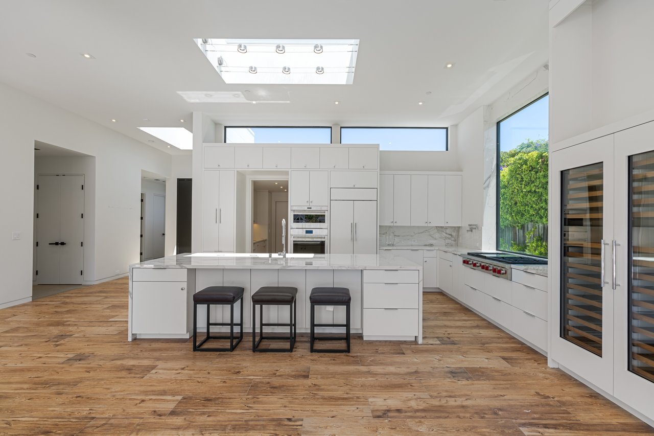 Contemporary Retreat on the Belvedere Lagoon