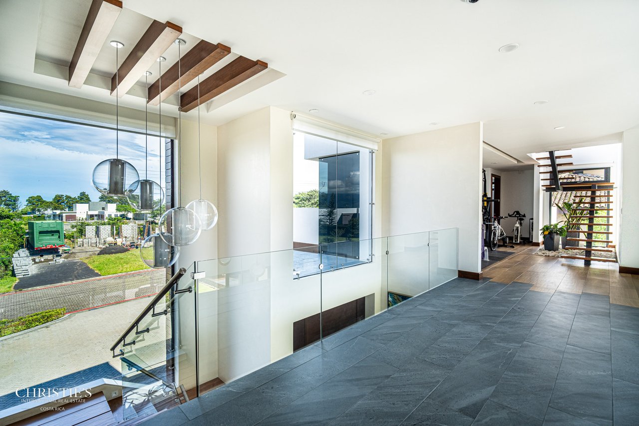 Modern Elegance with Panoramic Views – Exclusive Las Gemas Residence