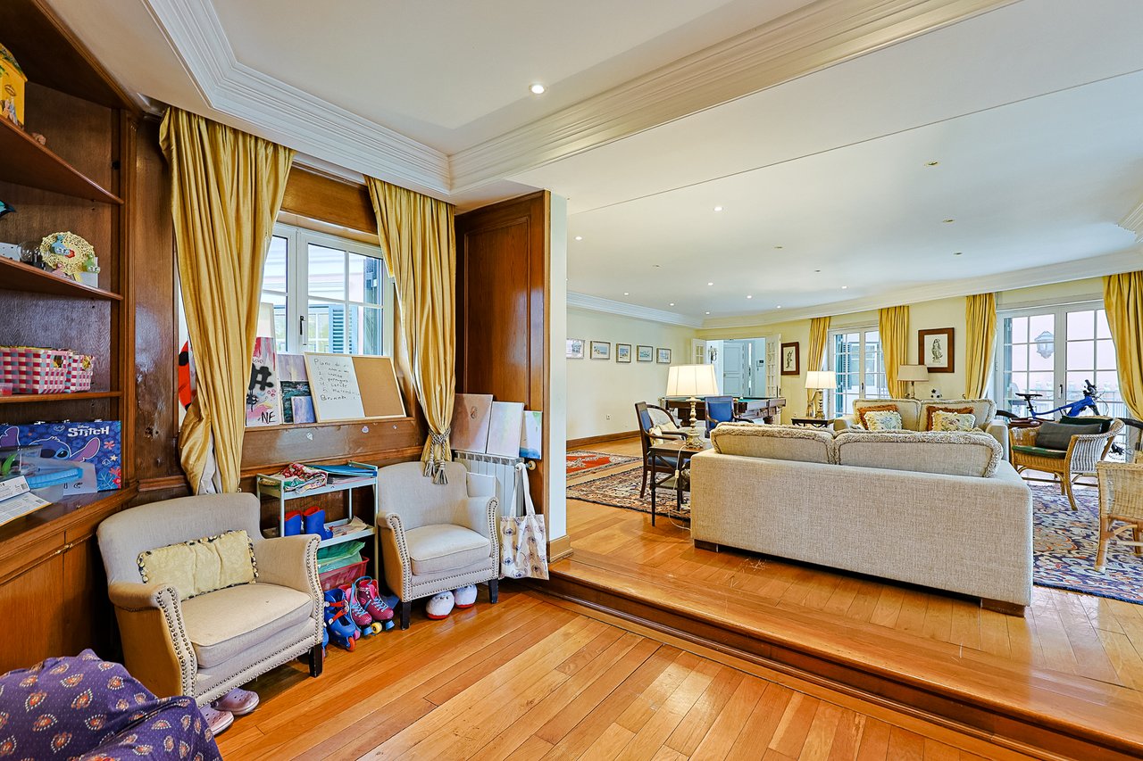 Spacious 8+2-Bedroom Villa with Pool for Rent in Cascais