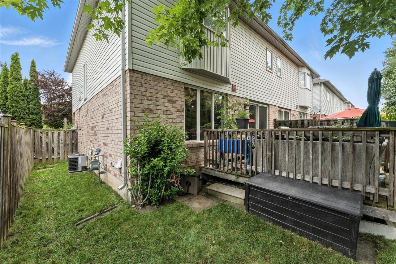 151 Mowat Cres
